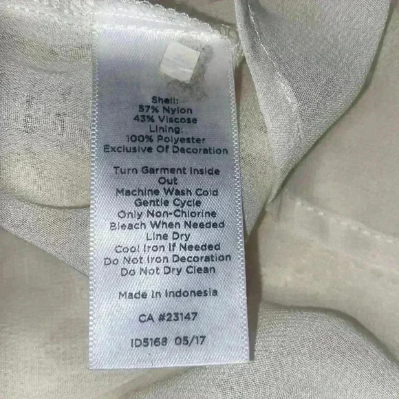 Gorgeous Talbots lace top with black velvet trim - Picture 6 of 8